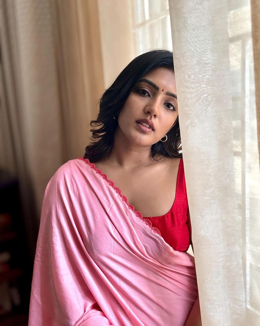 Telugu Actress Eesha Rebba Stills in Pink Saree